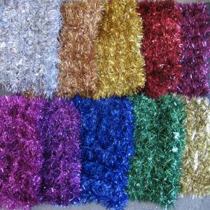 Kunstmaterial in verschiedenen glitzernen Farben als Bäume Girlanden, Motive, Kugeln usw.