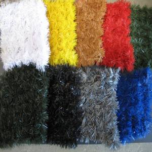 Kunstmaterial in verschiedenen matten Farben als Bäume Girlanden, Motive, Kugeln usw.