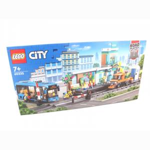 LEGO 60335 City Bahnhof 2-stöckigem Bahnhofsgebäude Bus Zweiwege-LKW Spielset für Kinder ab 7 Jahren