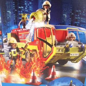 PLAYMOBIL 70557 Feuerwehreinsatz mit Löschfahrzeug mit Licht- und Soundeffekten